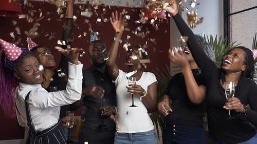 African Friends mit einem Glas Champagner auf der Geburtstagsfeier