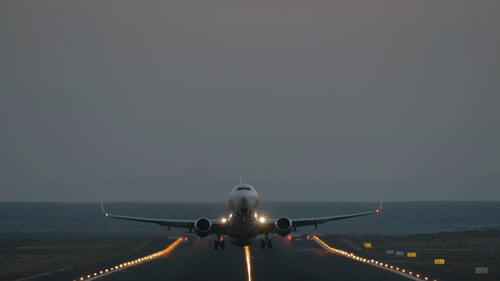 Una pista con un avión que despega