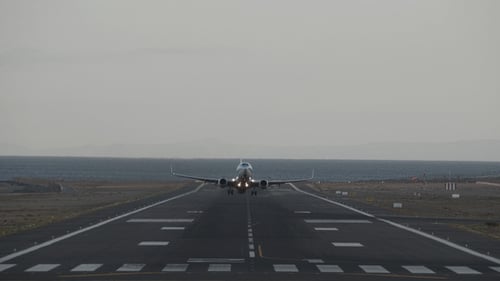 Un avión de despegue