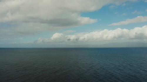 Seelandschaft Blauer Himmel mit Wolken und Inseln