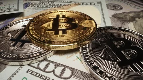 Bitcoin-Kryptowährung als Goldmünze wird auf Splitter- und 100-Dollar-Scheinen aufgenommen