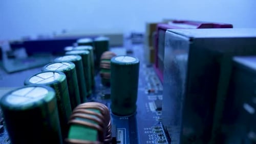 Computer-Mainboard-Mikroschaltung mit Chips, Steckplätzen, Kondensatoren und Prozessor in Blaulicht