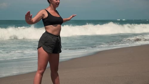 Une femme fait des situps à Sandy Ocean Coast