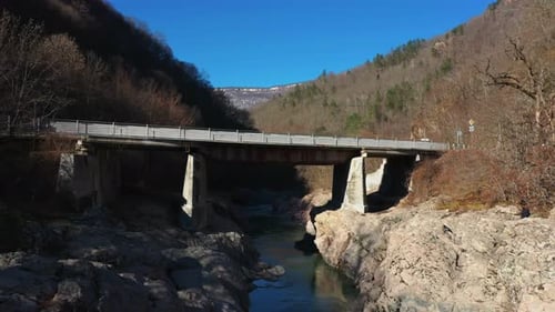 alte Straßenbrücke über den Fluss