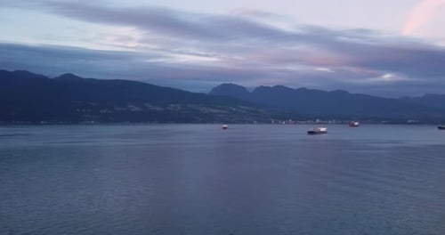 Vue Aérienne Coucher De Soleil Moyen Plan Large Survolant L'océan Pacifique Vers La Côte-Nord Panoramique À Droite Pour