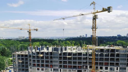 Grand chantier de construction avec grues très fréquentées Laps de temps. Grue à tour travaillant sur un chantier de construction