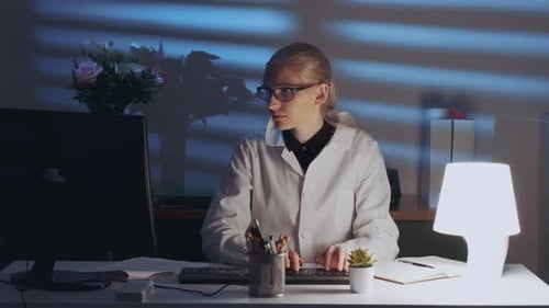 Ingénieur intelligente travaillant sur ordinateur et réussissant au travail