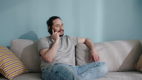 El hombre está hablando por su teléfono móvil