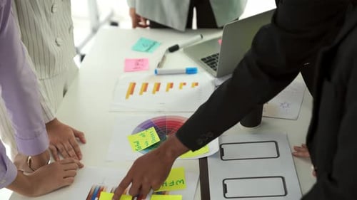 Geschäftsleute besprechen das Arbeitsprojekt kompetent am Besprechungstisch