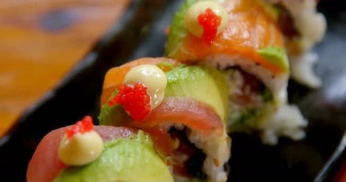 Sushi mit Reisrolle serviert in einem Tablett 4k