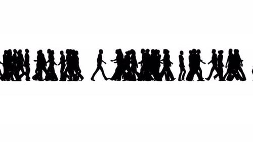 Silhouetten von Menschen beim Gehen