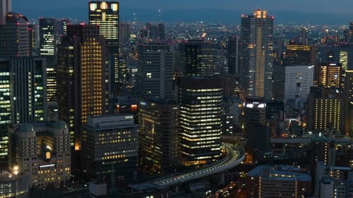 Edificio de la ciudad por la noche