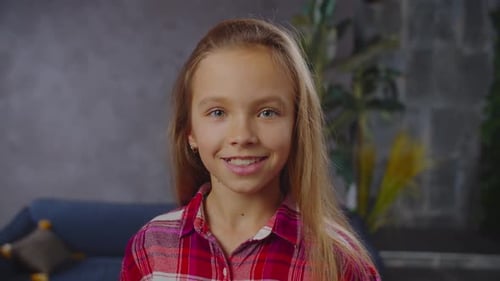 Porträt eines schönen kleinen Mädchens mit überraschten Gesichtsausdruck