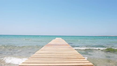 Zeitlupenvideo von Wooden Pier vor dem Hintergrund des türkisfarbenen Meeres