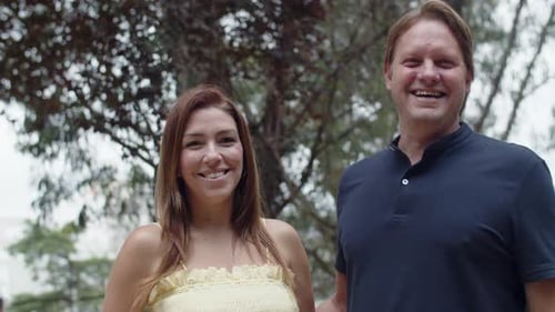 Foto portátil de una pareja feliz en la naturaleza
