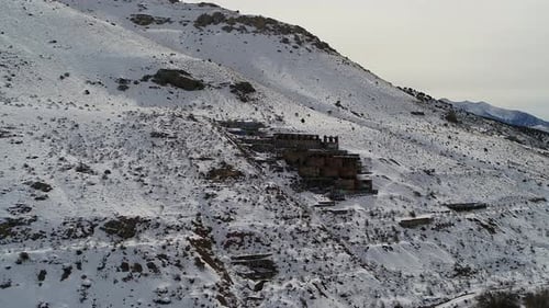 Construit sur le flanc d'une montagne en 1920 à l'extrémité sud de Genola, dans l'Utah, le Old Tintic Mill p