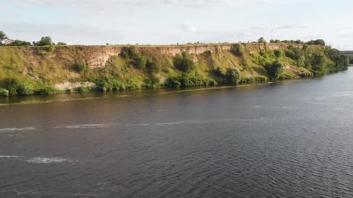 Blick von oben auf die steilen Klippen in der Nähe des Flusses