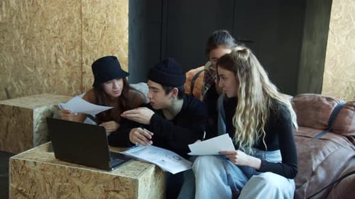 Un écolier étudie à la maison et fait ses devoirs scolaires avec ses copines