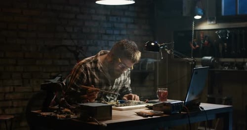 Mann repariert ein Motherboard