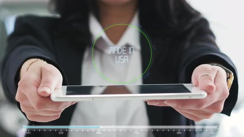 Wort MADE IN USA auf dem virtuellen Bildschirm in den Händen eines Mädchens. Future Concept HUD Elements