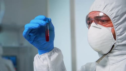 Laboratorio de tubos de ensayo de sangre para examen de bata científica
