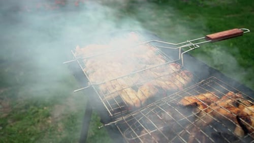 Hühnerflügel werden gegrillt.
