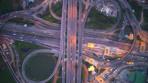 4K : Un Drone Hyperlapse a tiré au-dessus d'une route de jonction à plusieurs niveaux.