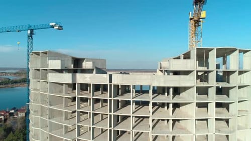 Vista aérea volar alrededor de la construcción de edificios de concreto abandonados, primer plano