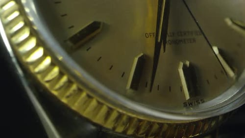 Makro der Uhr als Sekundenzeiger tickt nach Minuten- und Stundenzeigern