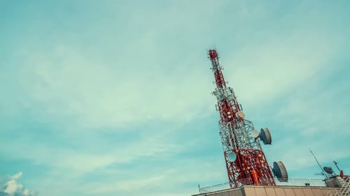 Zeitraffer des Telekommunikationsturms vor Himmel und Wolken im Hintergrund