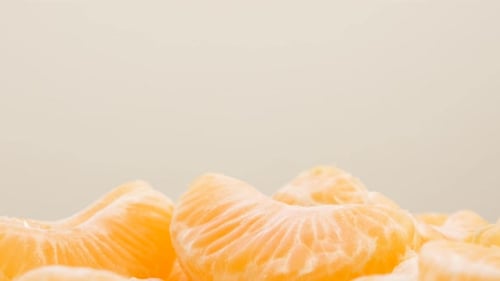 Clémentines juteuses aux agrumes et à l'orange pelées et sur tas 4K 2160p 30 images par seconde, vidéo inclinable UltraHD -