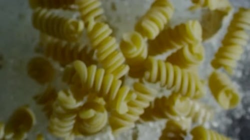Rotini et farine qui tombent