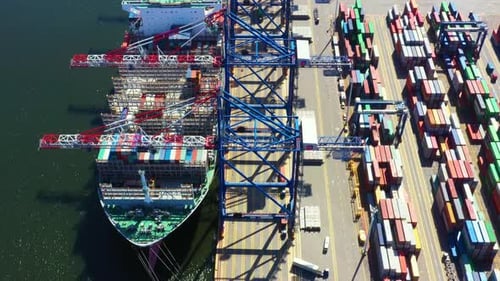 Containerschiff vom Seehafen arbeitet für Liefercontainer Versand und Containerlager backgr