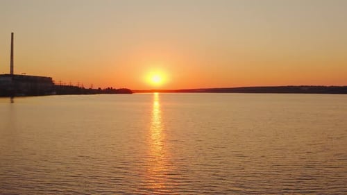Wunderschöner Sonnenuntergang am Fluss. Dramatisch Sonnenuntergang über dem schönen Fluss