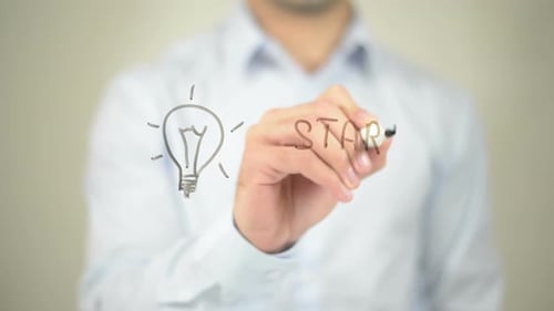 Start-up-Idee, Geschäftsmann schreibt auf transparentem Bildschirm