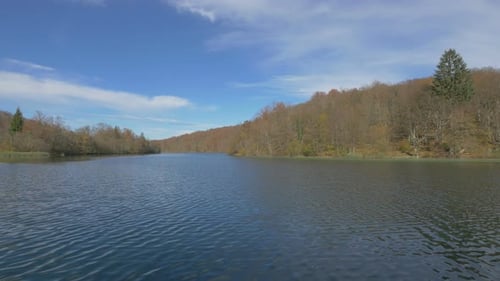 See und bewaldete Hügel im Nationalpark Plitvice