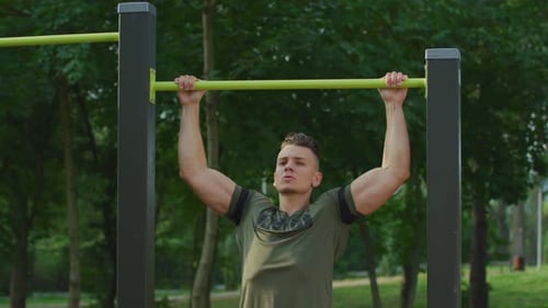 Männlicher Athlet macht Klimmzüge