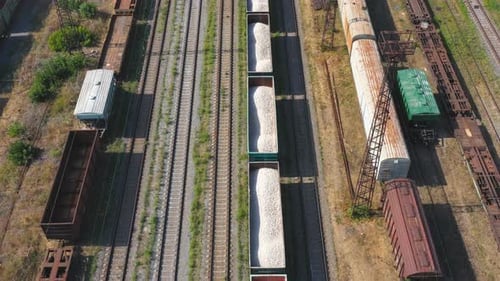 Foto aérea de vagões de carga e trens de contêineres de exportação no terminal ferroviário industrial