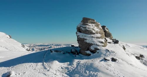 Disparo aéreo, ascendente, de Zumbido que se inclina sobre la formación rocosa de la esfinge, en la cima del sur del Carpato