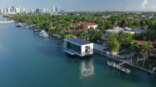 Palm Island mit Miami-Hintergrund. Luftaufnahme der Tropical Nature Island von oben