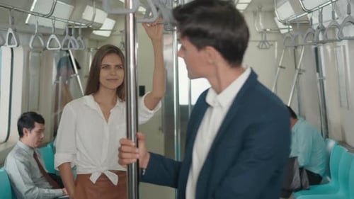Kaukasischer Mann und Frau stehen auf U-Bahn-Reisen