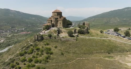 Monastère de Jvari au sommet de la montagne près de Mtskheta en Géorgie orientale. Tir de retrait aérien