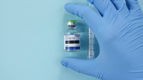 Covid19-Coronavirus-Impfstoff Arzt nimmt Ampulle in die Hand Neue Medikamente entwickeln Impfung