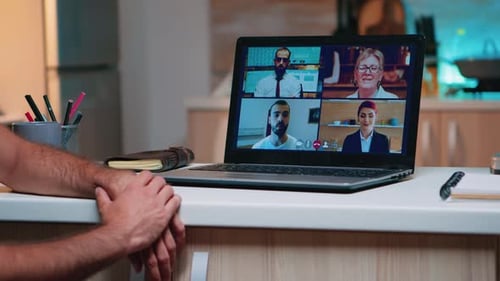 Remote-Mitarbeiter mit Videokonferenz bei der Arbeit von zu Hause aus