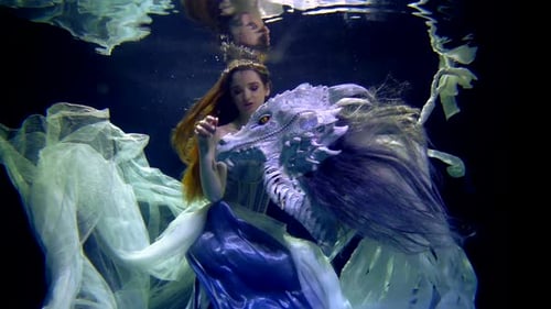 Photo sous-marine surnaturelle Jeune princesse et son dragon apprivoisé Mythe et conte de fées