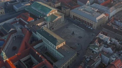 Edificio de la Ópera Estatal de Baviera: hermosa arquitectura sin tráfico y gente visible