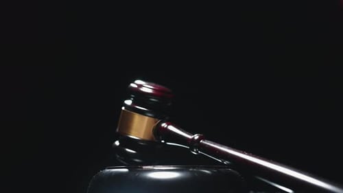 Um juiz martelo está girando