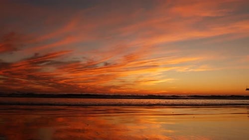 Estética de playa en verano de California, puesta de sol dorada. Nubes vívidas y Dramático sobre las olas del Océano