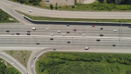 Von oben nach unten Luftaufnahme Sommerstraße mit vielen Autos mit Autos im Wald 12