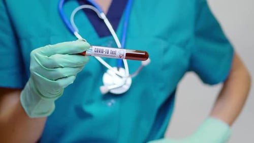 Ärztin Krankenschwester Frau mit Schutzmaske und Handschuhen - Durchführung eines COVID-19-negativen Bluttests